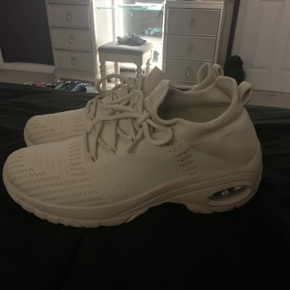 Tan sneakers worn once - Picture 2 of 3